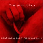"Vous avez dit contraception masculine ?" Affiche sur fond rouge, des mains posent un moyen de contraception sur le corps d'un homme